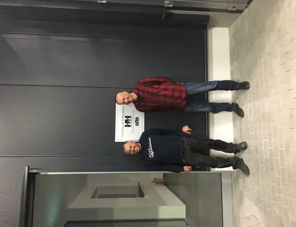 H&H vor Übergabetafel