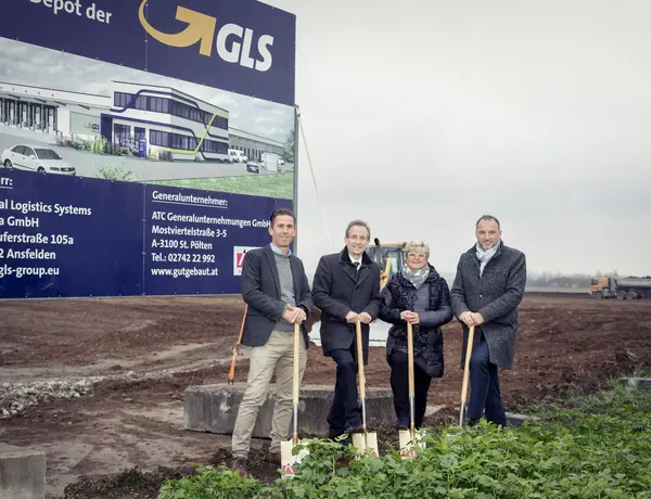 Spatenstich GLS vor Bautafel